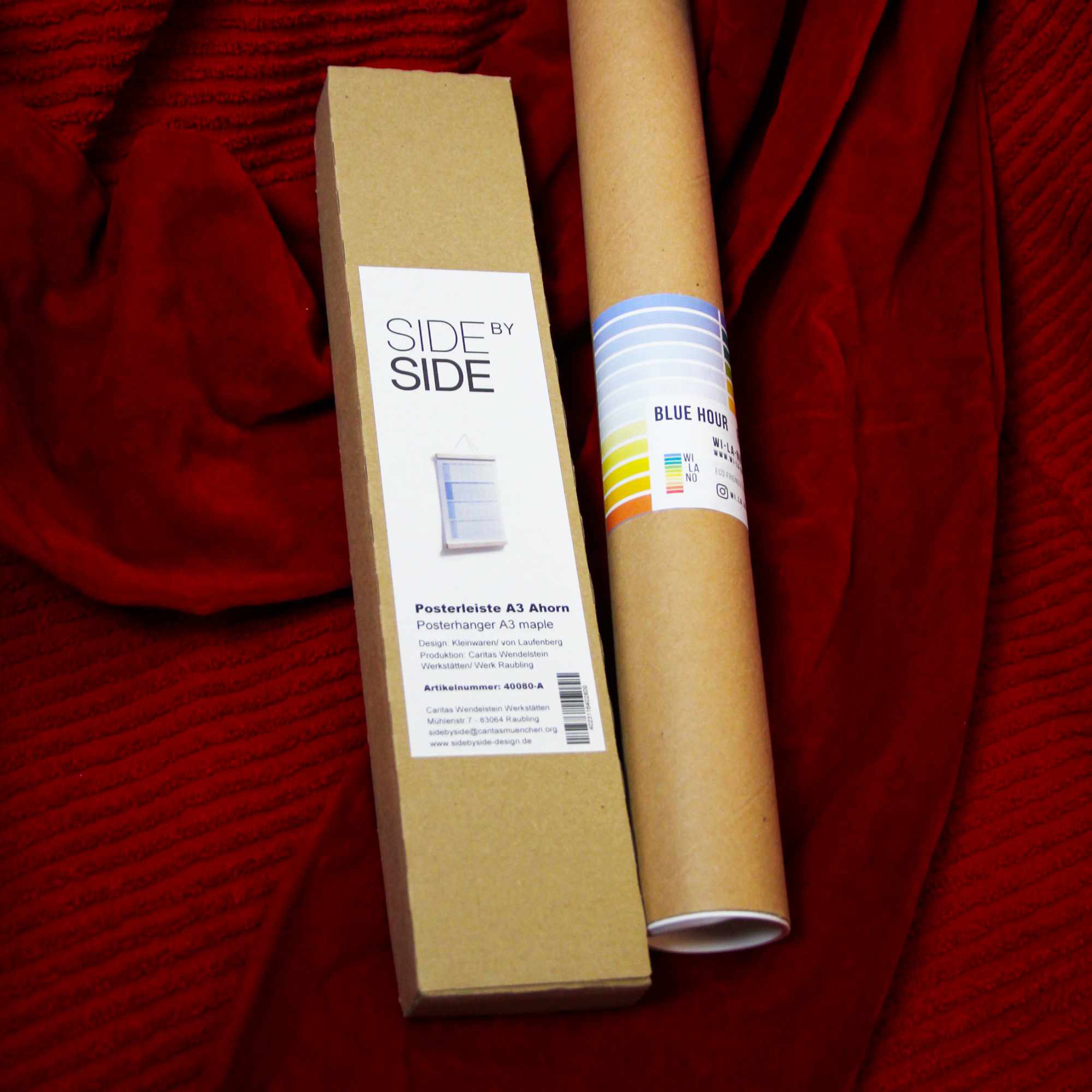 Geschenk-Set mit Wi-La-No-Kalender in Pink und passender, edler Posterleiste aus Ahorn