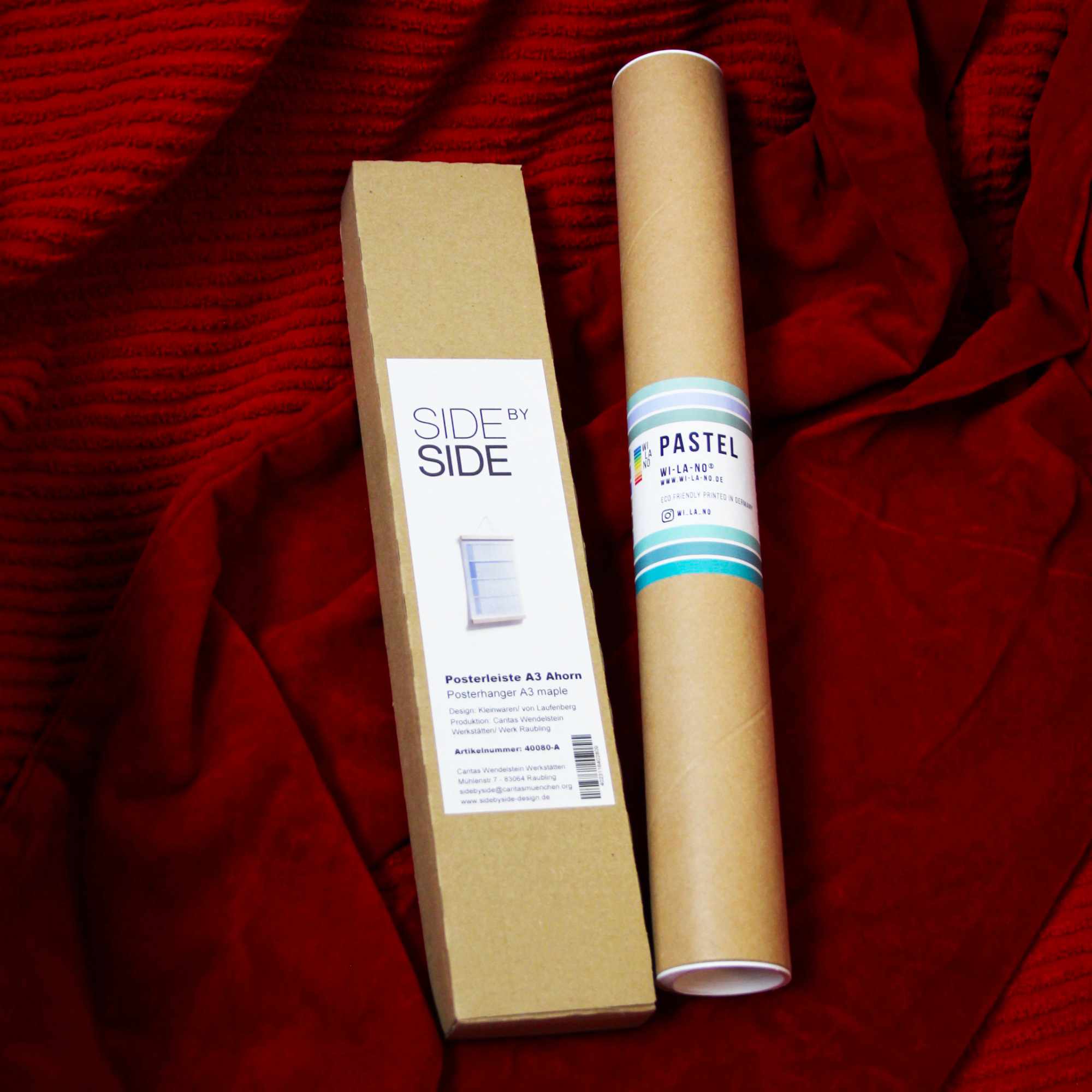 Geschenk-Set mit Wi-La-No-Kalender in Pink und passender, edler Posterleiste aus Ahorn