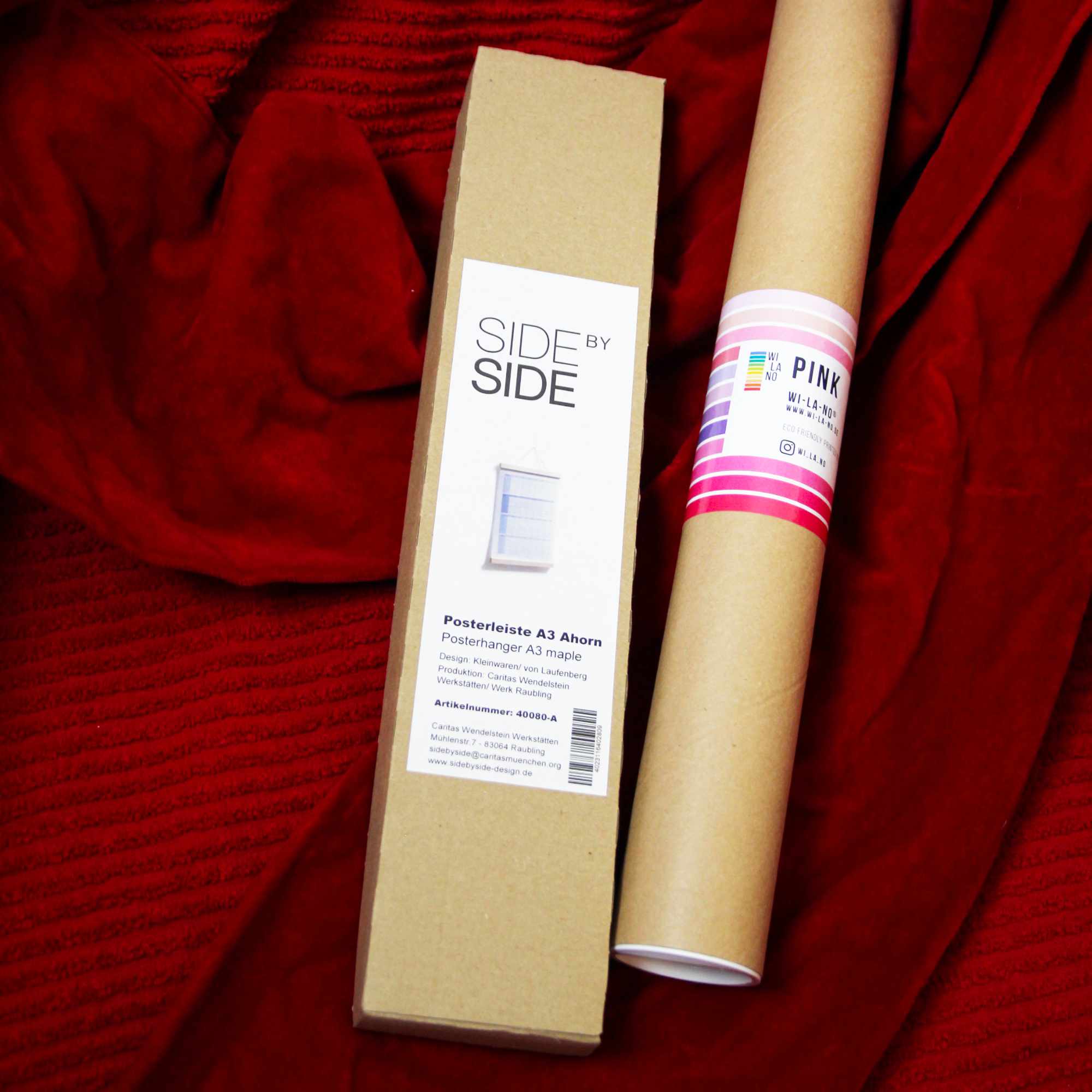 Geschenk-Set mit Wi-La-No-Kalender in Pink und passender, edler Posterleiste aus Ahorn