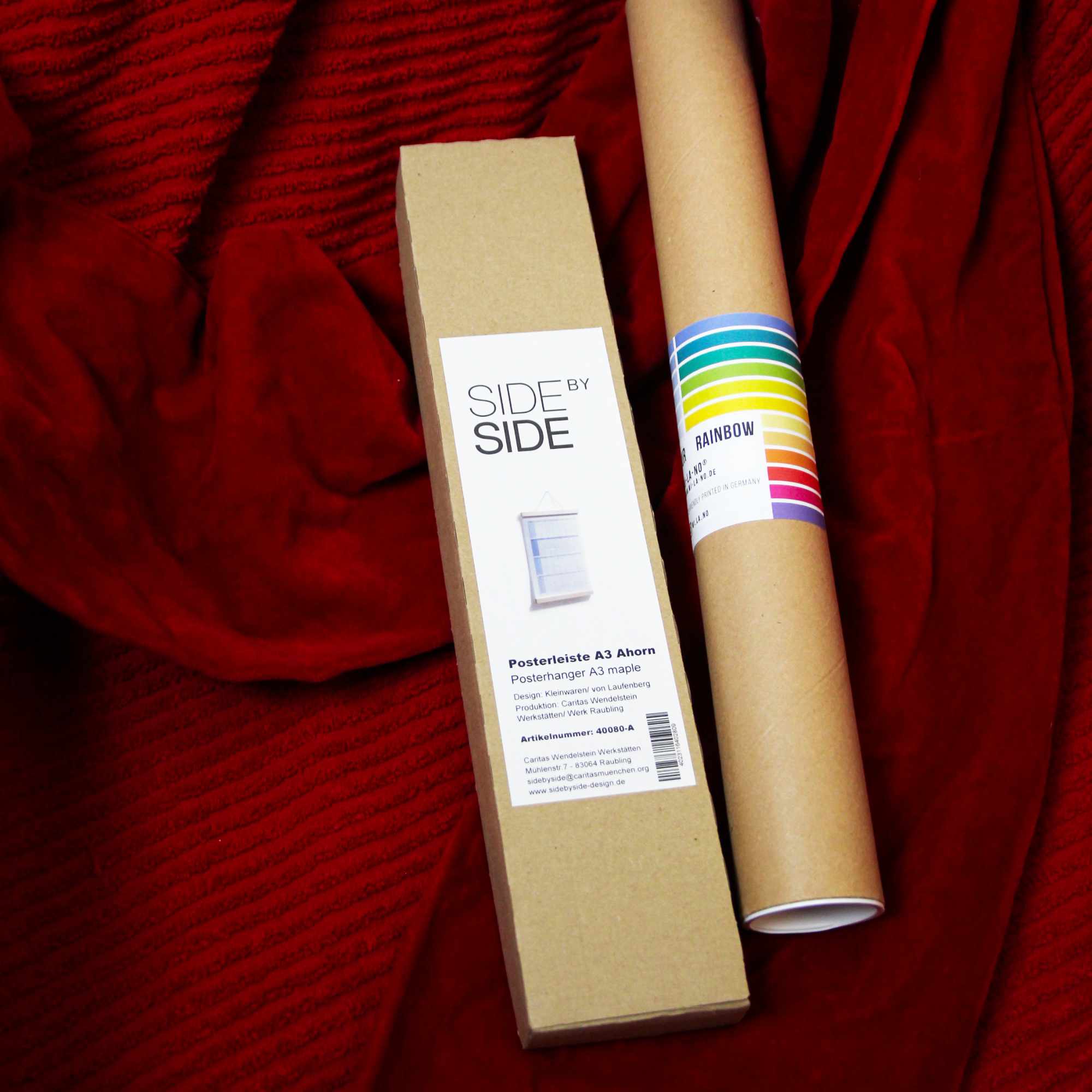 Geschenk-Set mit Wi-La-No-Kalender in Pink und passender, edler Posterleiste aus Ahorn