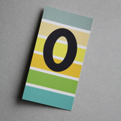Postkarte bunt gestreift mit der Ziffer Null 0