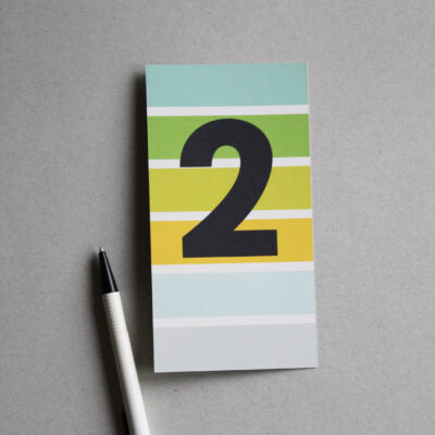 Postkarte bunt gestreift mit der Ziffer Null 2