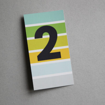 Postkarte bunt gestreift mit der Ziffer Null 2