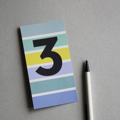 Postkarte bunt gestreift mit der Ziffer Null 3