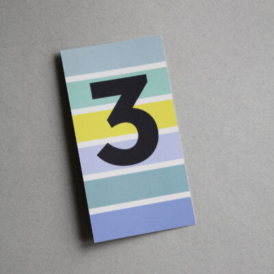 Postkarte bunt gestreift mit der Ziffer Null 3