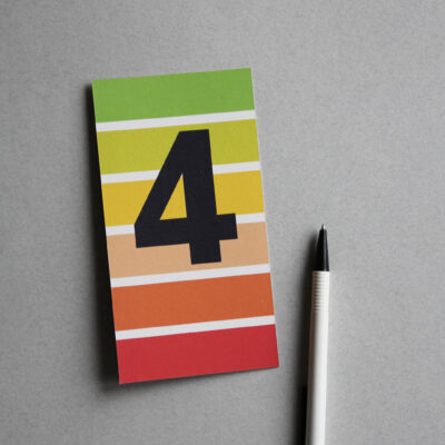 Postkarte bunt gestreift mit der Ziffer 4