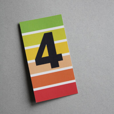 Postkarte bunt gestreift mit der Ziffer 4