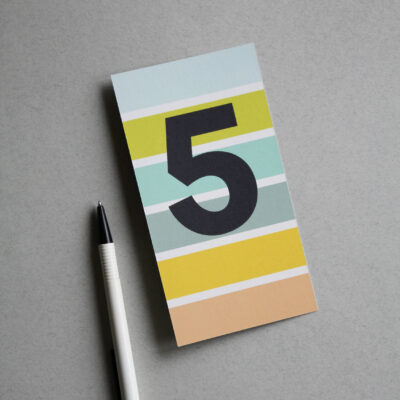 Postkarte bunt gestreift mit der Ziffer 5