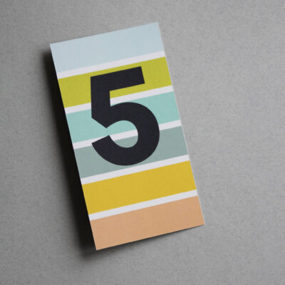 Postkarte bunt gestreift mit der Ziffer 5