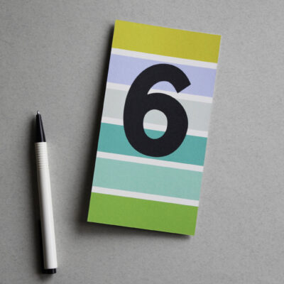 Postkarte bunt gestreift mit der Ziffer 6