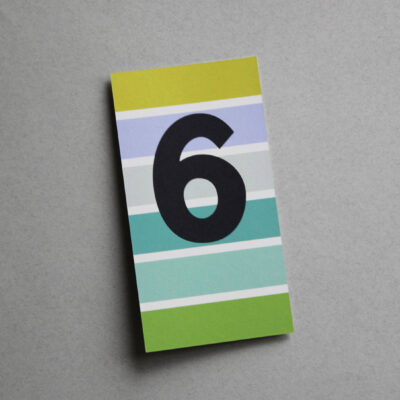 Postkarte bunt gestreift mit der Ziffer 6