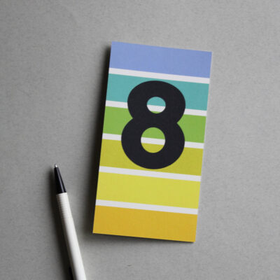 Postkarte bunt gestreift mit der Ziffer 8