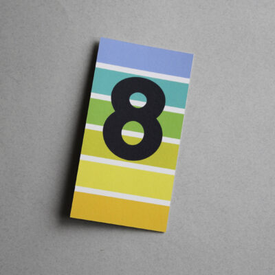 Postkarte bunt gestreift mit der Ziffer 8
