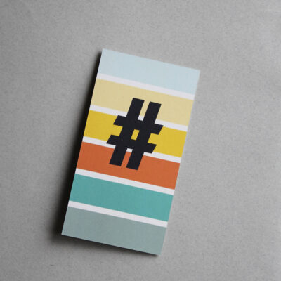 Postkarte bunt gestreift mit dem Sonderzeichen # / Hashtag