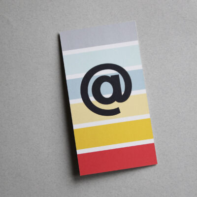 Postkarte bunt gestreift mit dem Sonderzeichen @