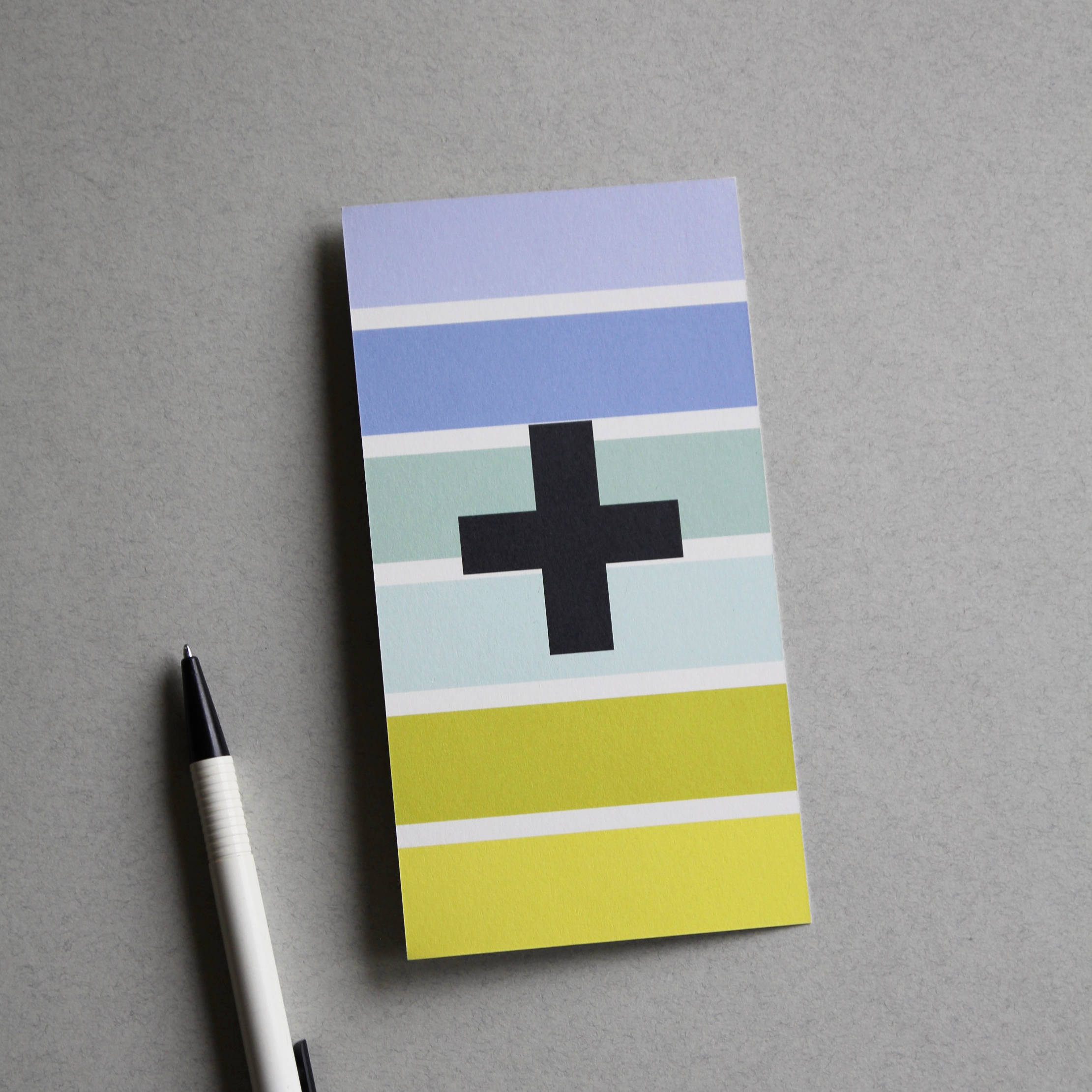 Postkarte bunt gestreift mit dem Sonderzeichen „+“ (Plus)