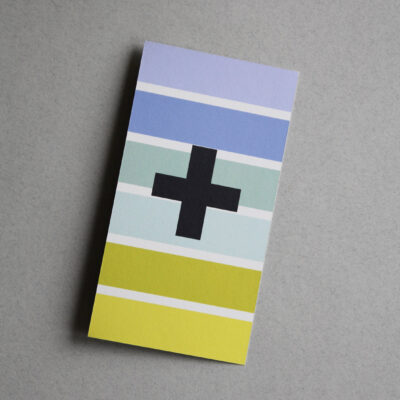 Postkarte bunt gestreift mit dem Sonderzeichen „+“ (Plus)