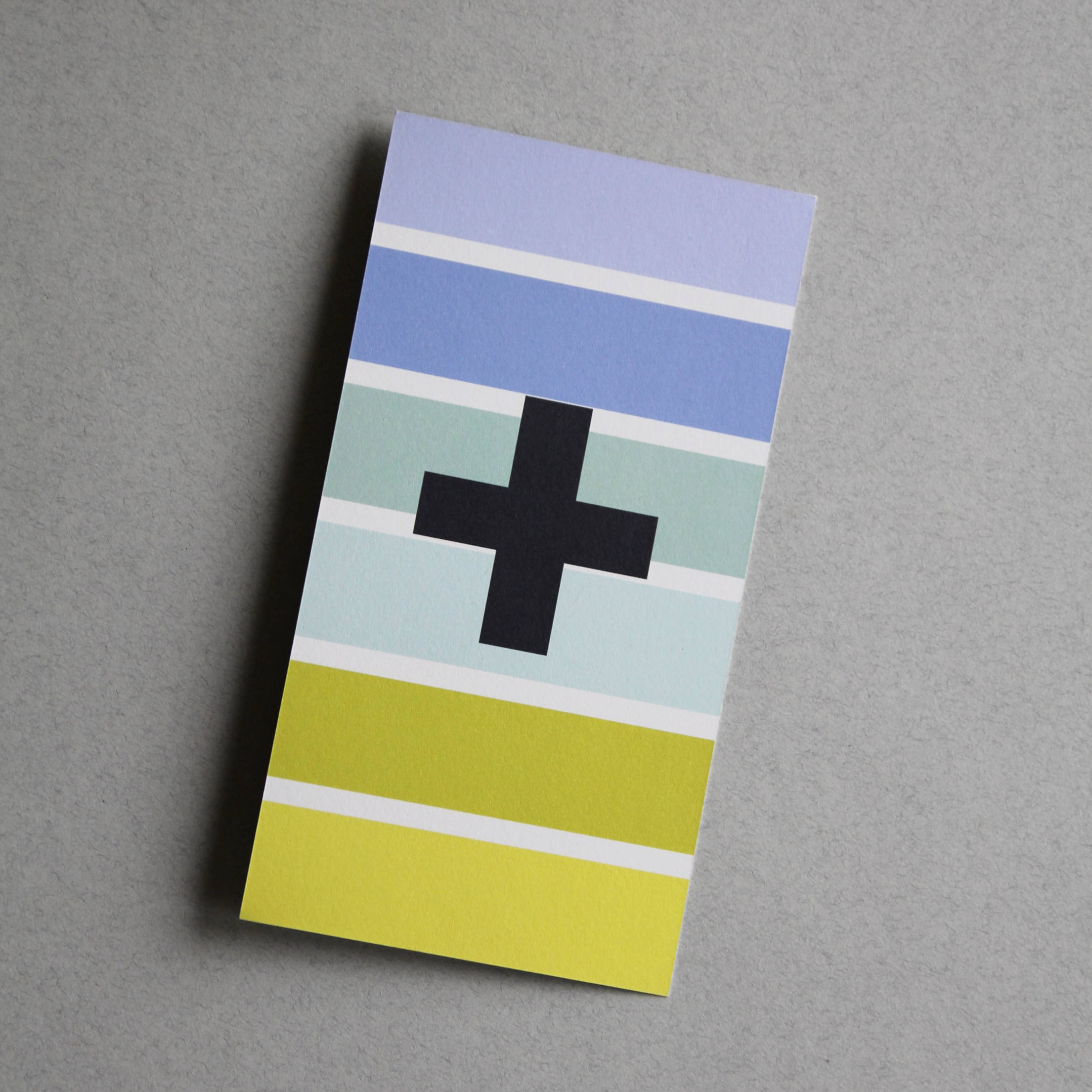 Postkarte bunt gestreift mit dem Sonderzeichen „+“ (Plus)