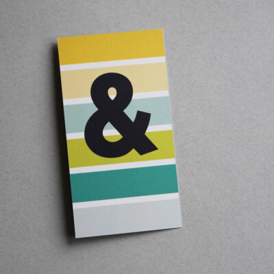 Postkarte bunt gestreift mit dem Sonderzeichen „&“ „Kaufmännisches Und“