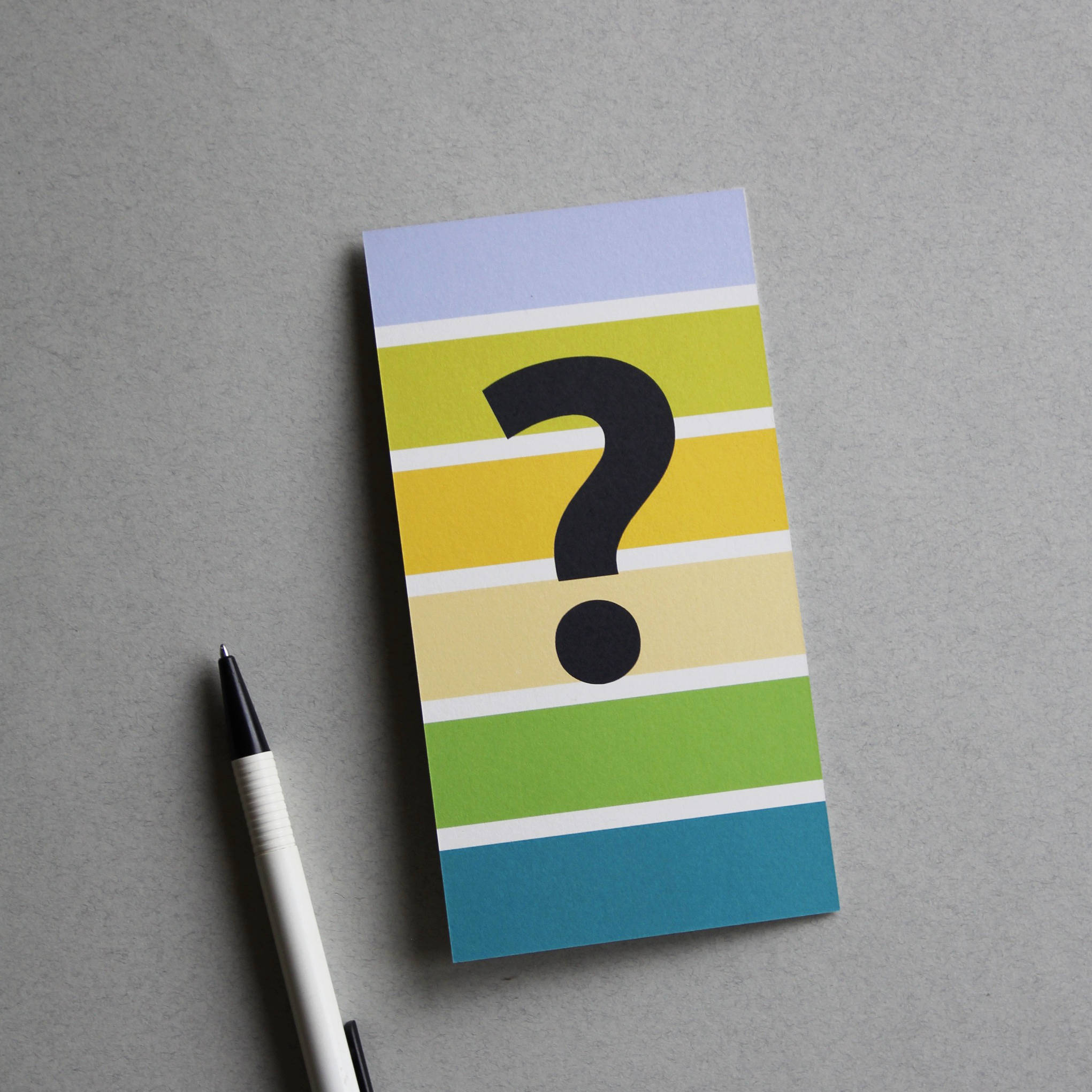 Postkarte bunt gestreift mit dem Sonderzeichen ?Fragezeichen
