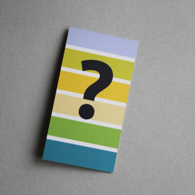 Postkarte bunt gestreift mit dem Sonderzeichen ?Fragezeichen