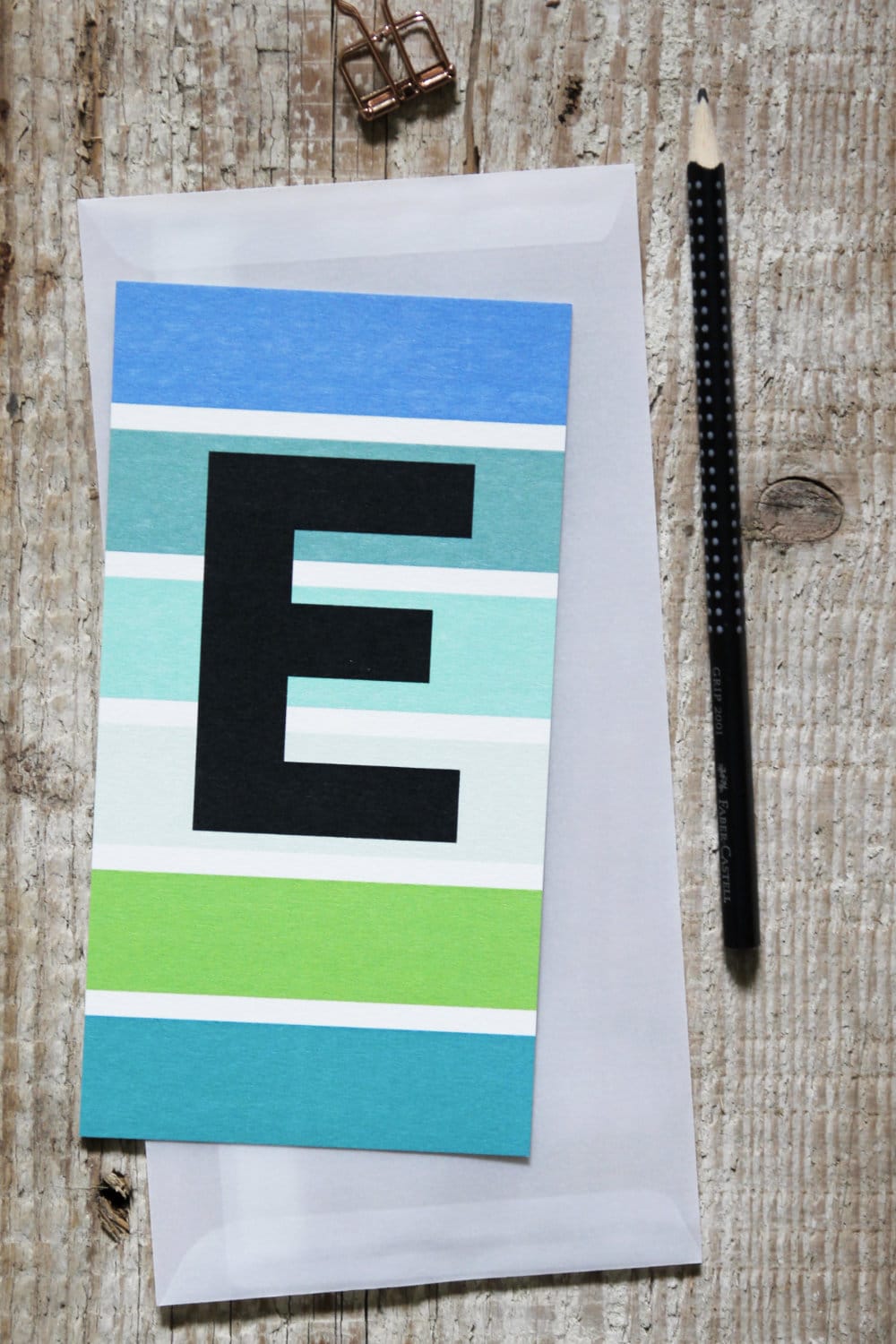 bunt gestreifte Postkarte Buchstabe E Alphabet