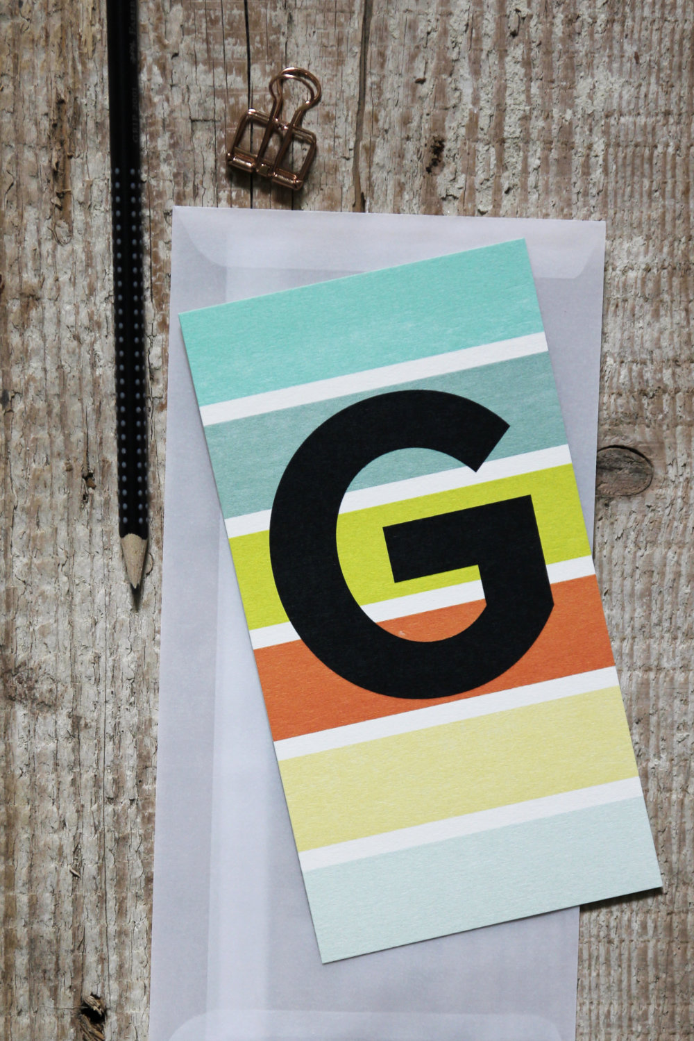 bunt gestreifte Postkarte Buchstabe G Alphabet