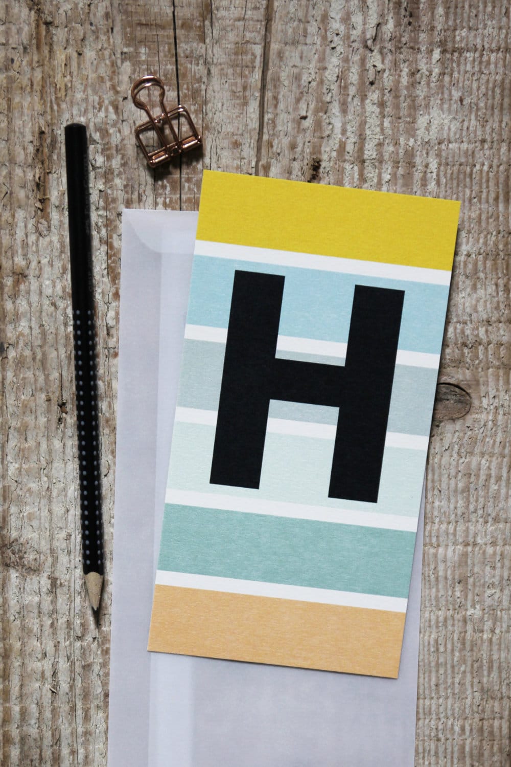 bunt gestreifte Postkarte Buchstabe H Alphabet