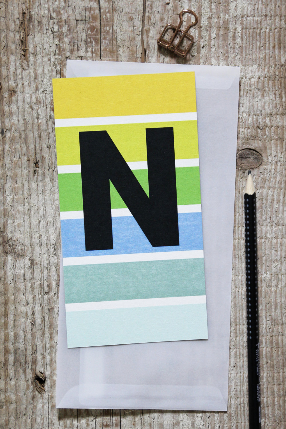 bunt gestreifte Postkarte Buchstabe N Alphabet