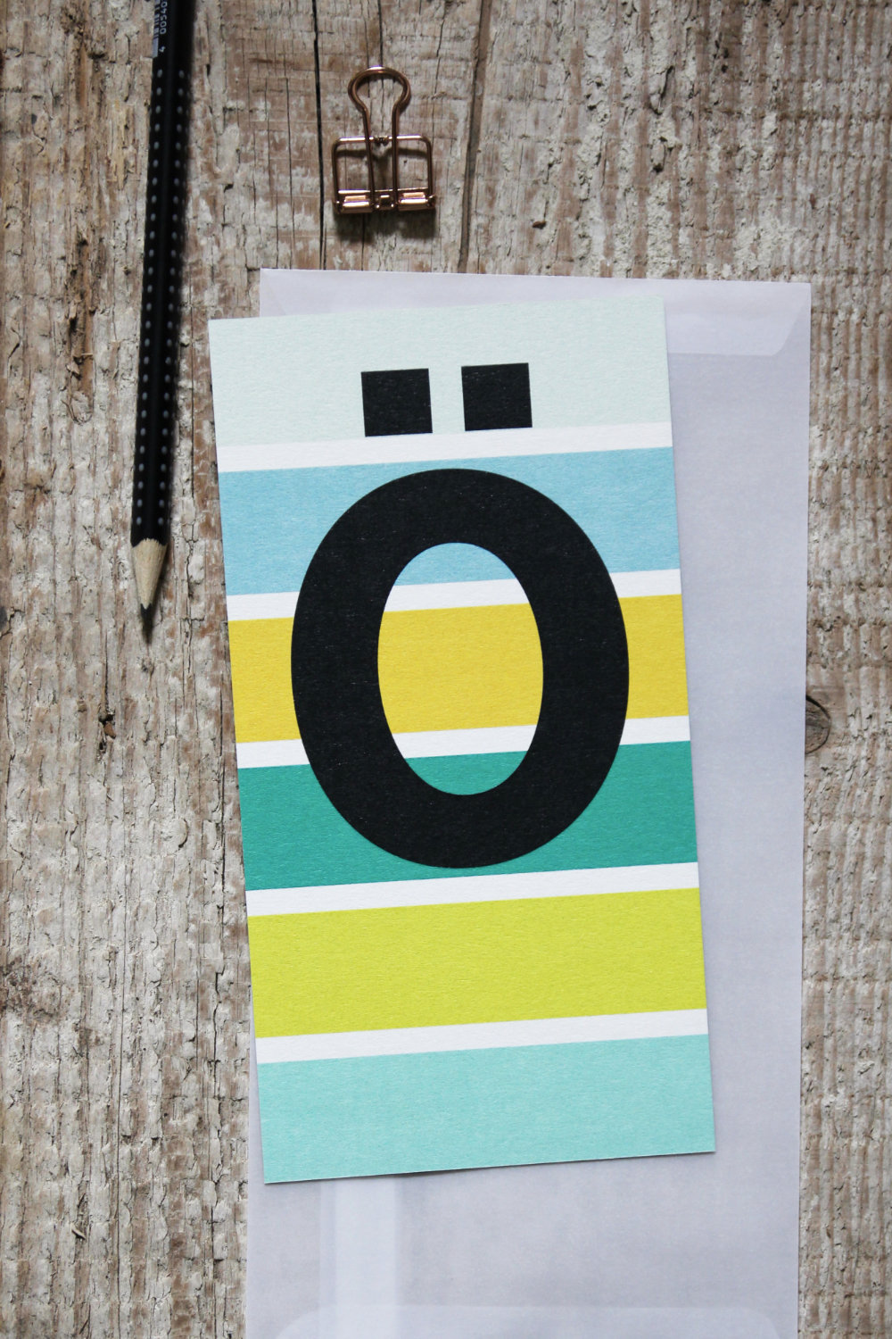 bunt gestreifte Postkarte Buchstabe Ö Umlaut Alphabet
