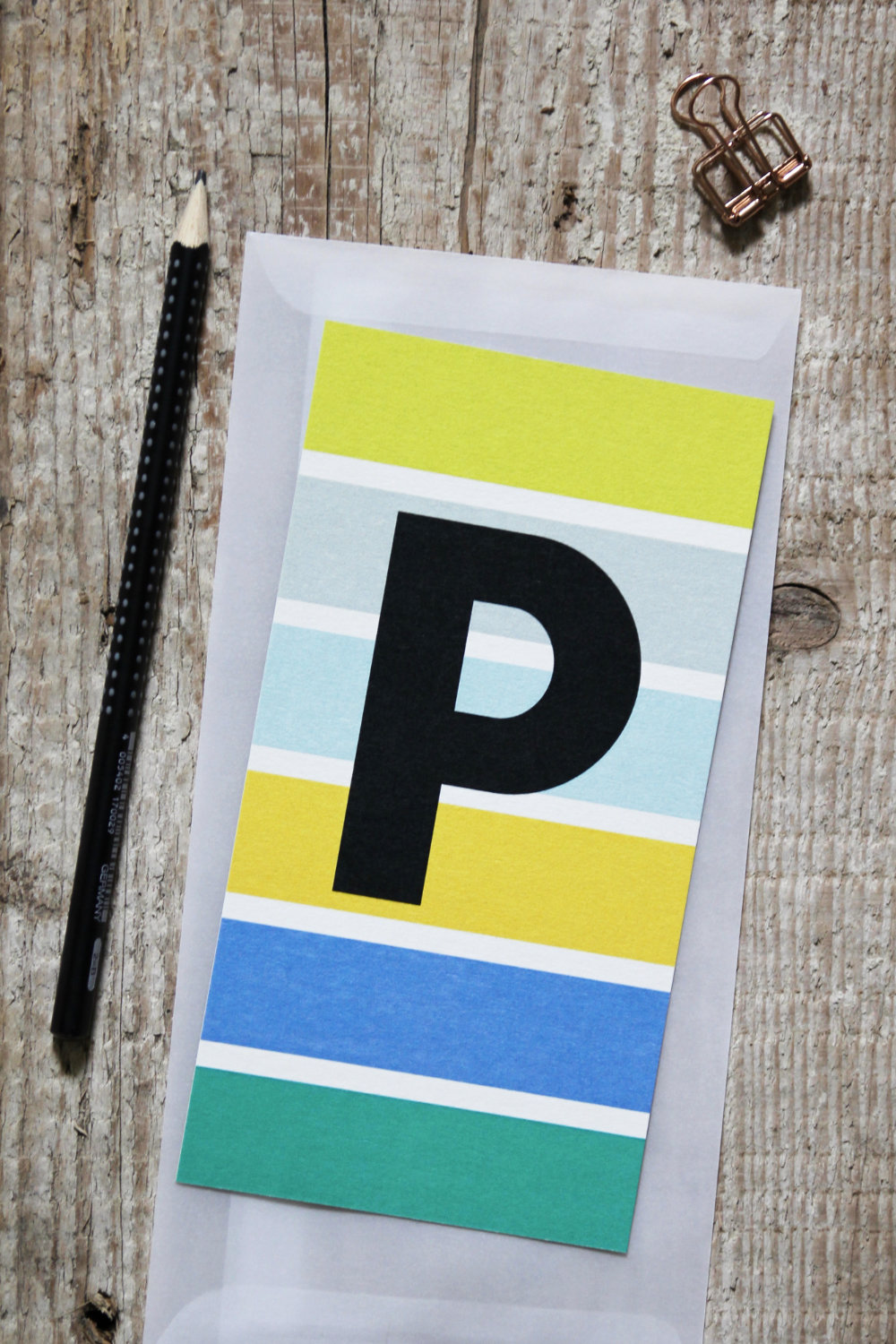 bunt gestreifte Postkarte Buchstabe P Alphabet