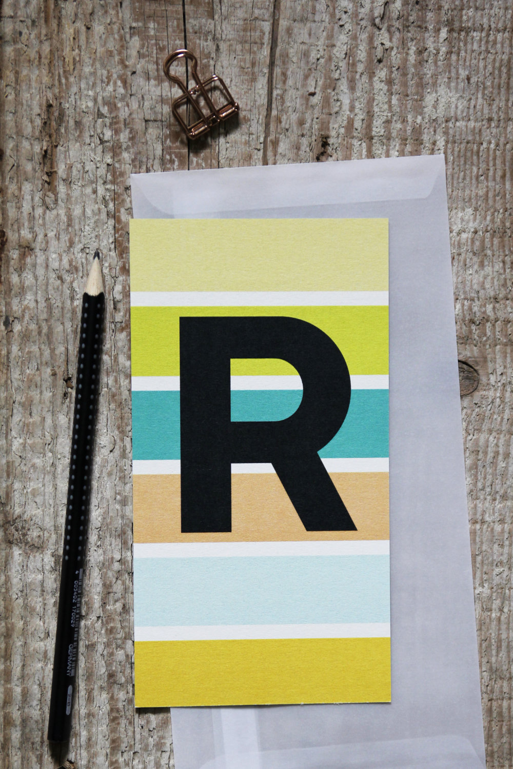 bunt gestreifte Postkarte Buchstabe R Alphabet