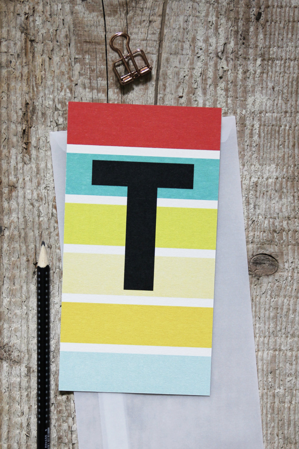 bunt gestreifte Postkarte Buchstabe T Alphabet