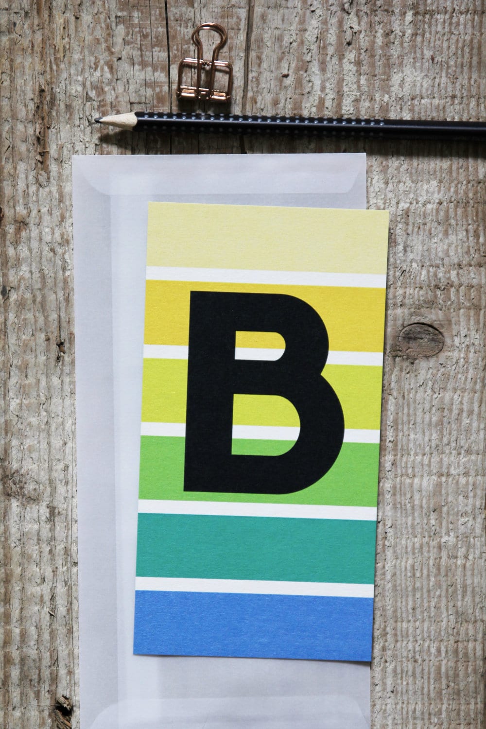 bunt gestreifte Postkarte Buchstabe B Alphabet