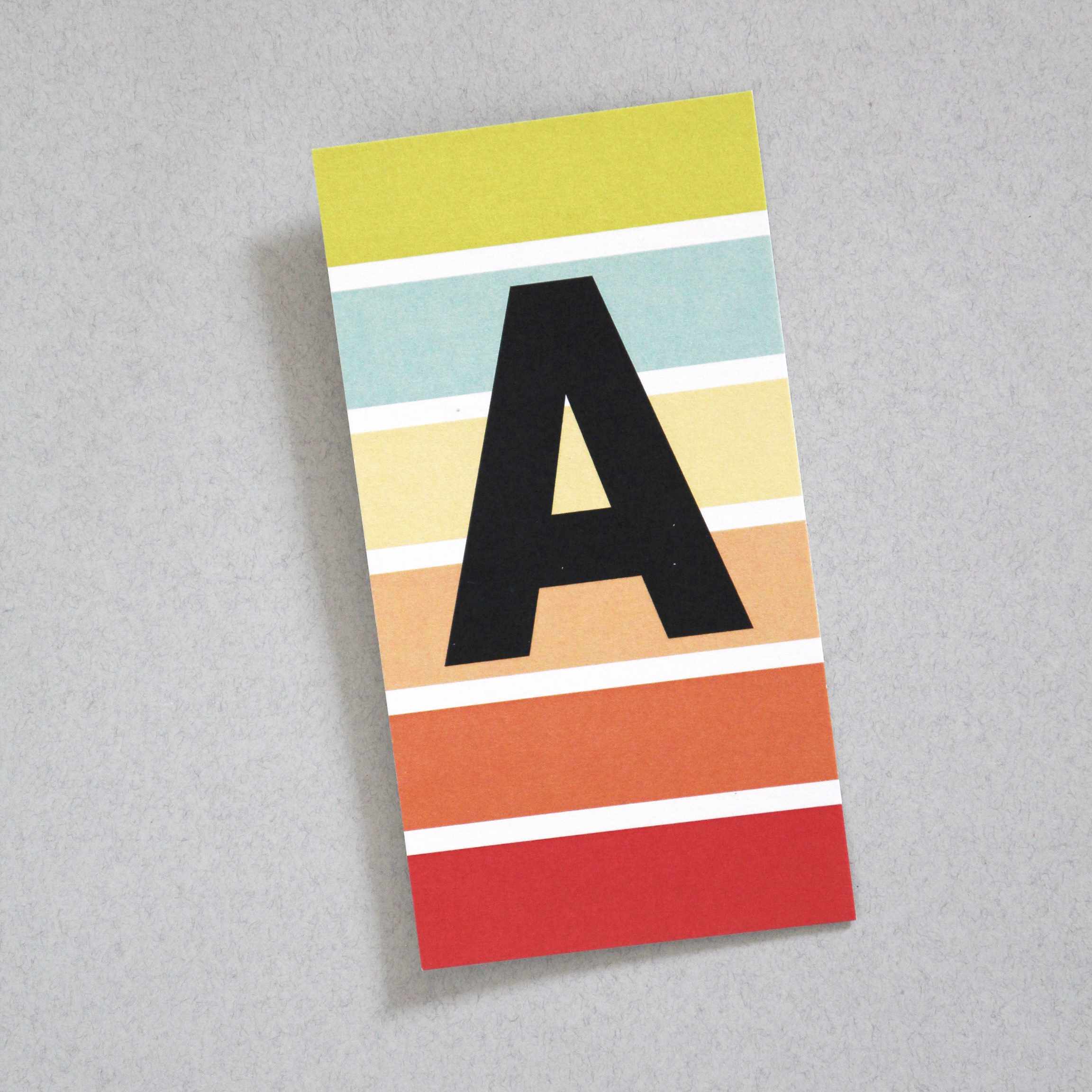 bunt gestreifte Postkarte Buchstabe A