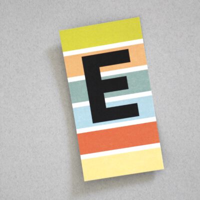bunt gestreifte Postkarte Buchstabe E Alphabet