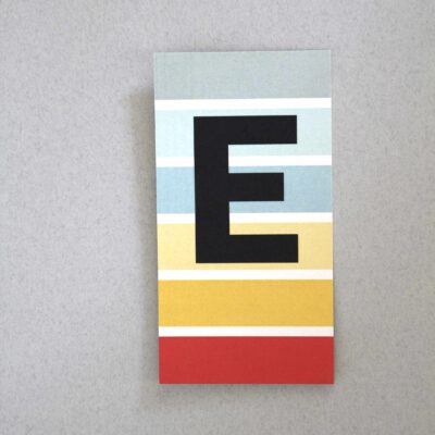 bunt gestreifte Postkarte Buchstabe E Alphabet