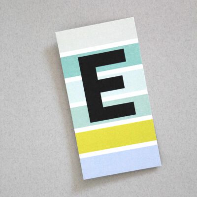 bunt gestreifte Postkarte Buchstabe E Alphabet