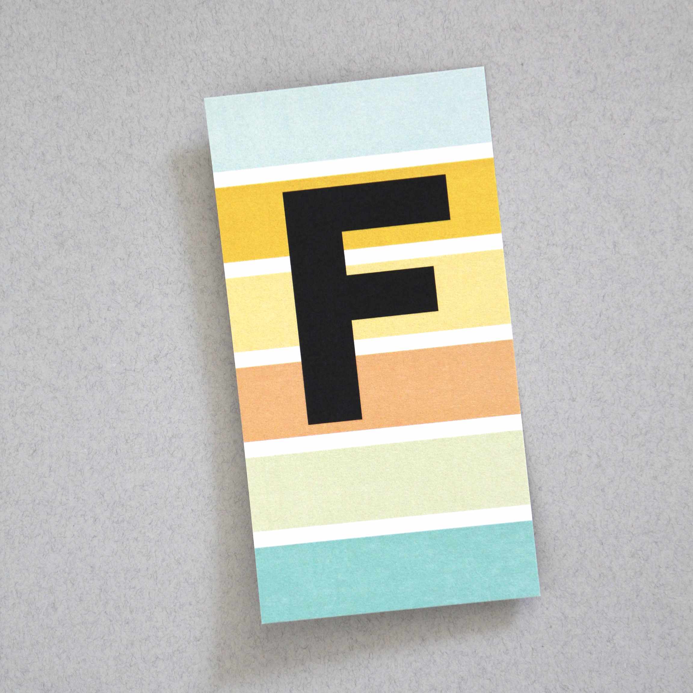 bunt gestreifte Postkarte Buchstabe F Alphabet