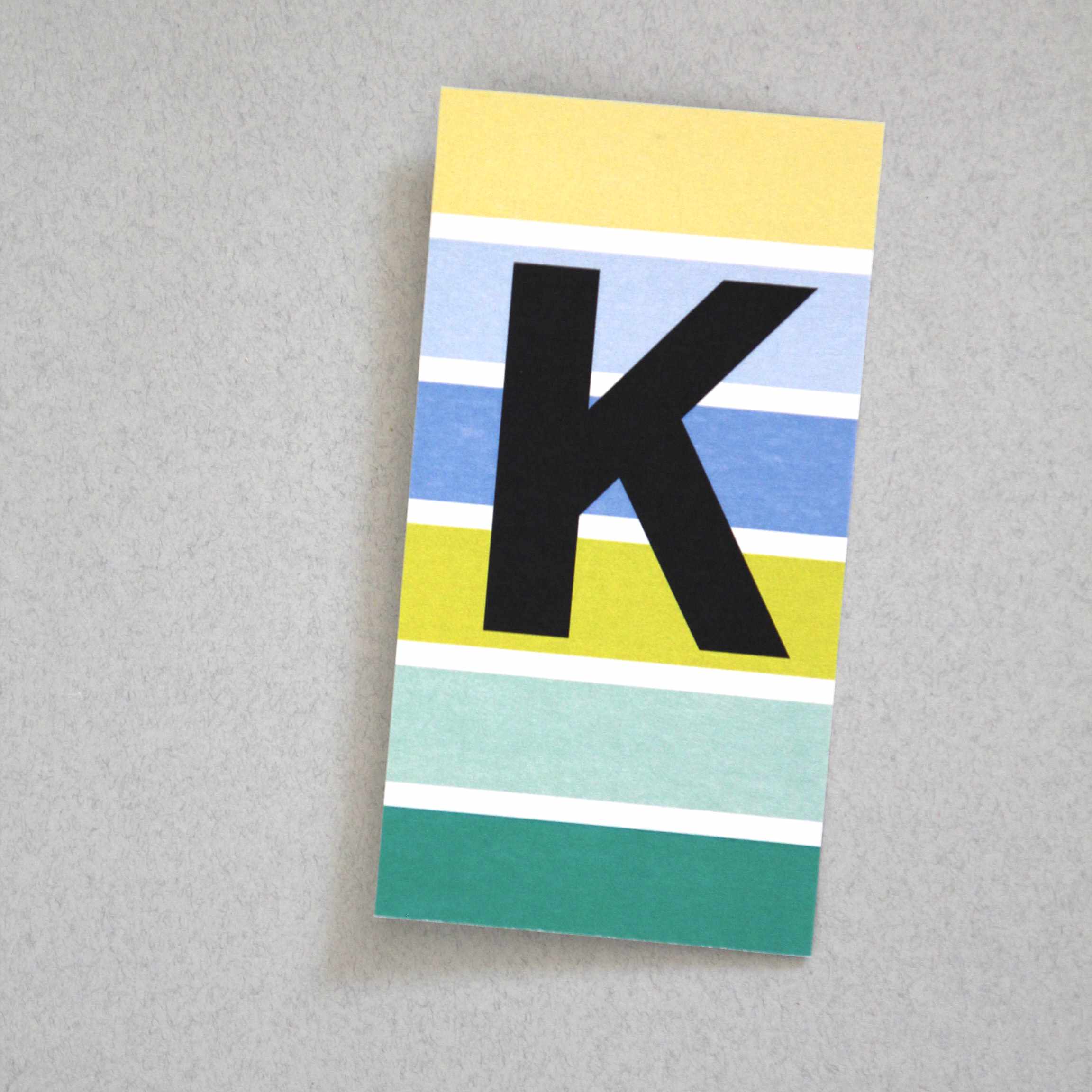 bunt gestreifte Postkarte Buchstabe K Alphabet
