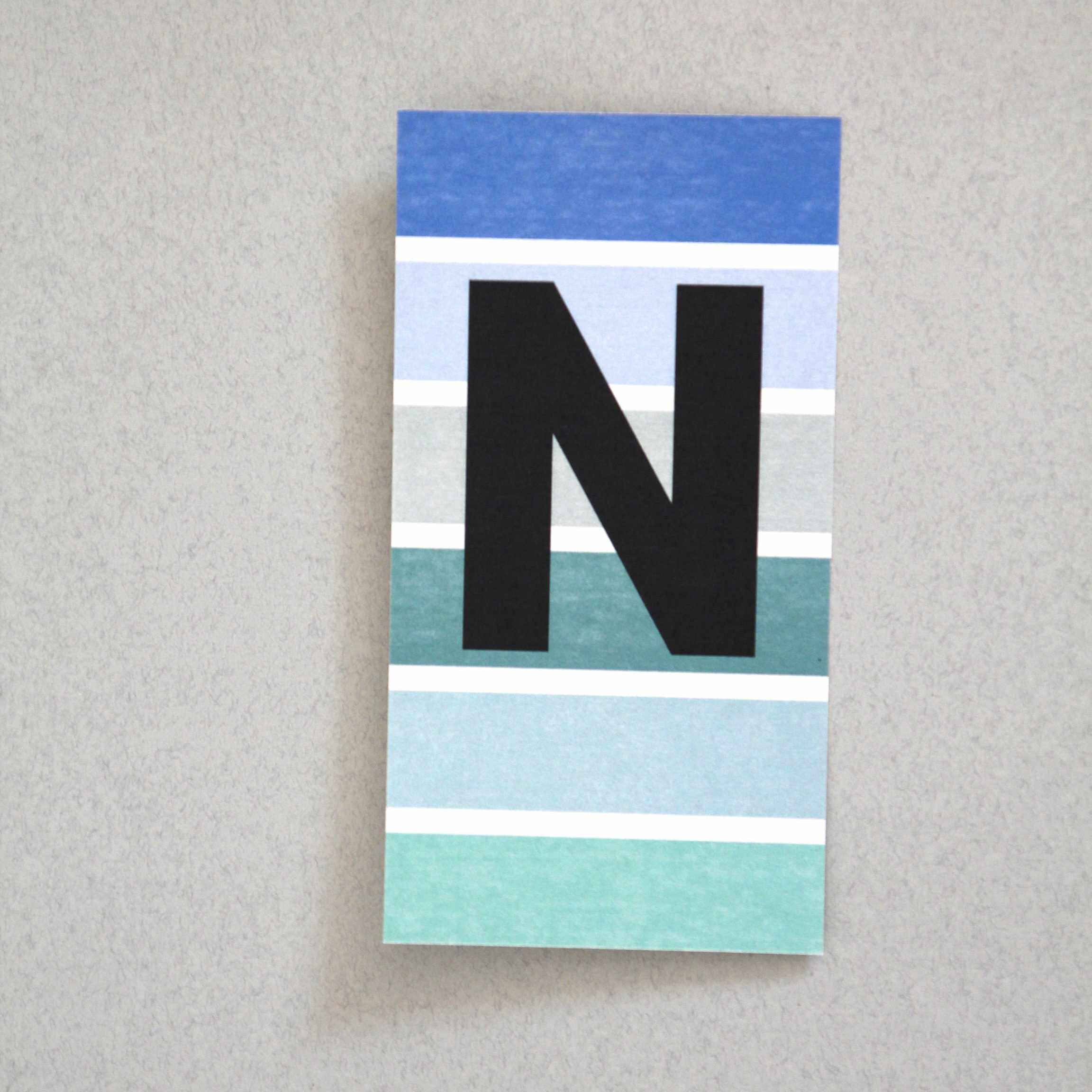 bunt gestreifte Postkarte Buchstabe N Alphabet