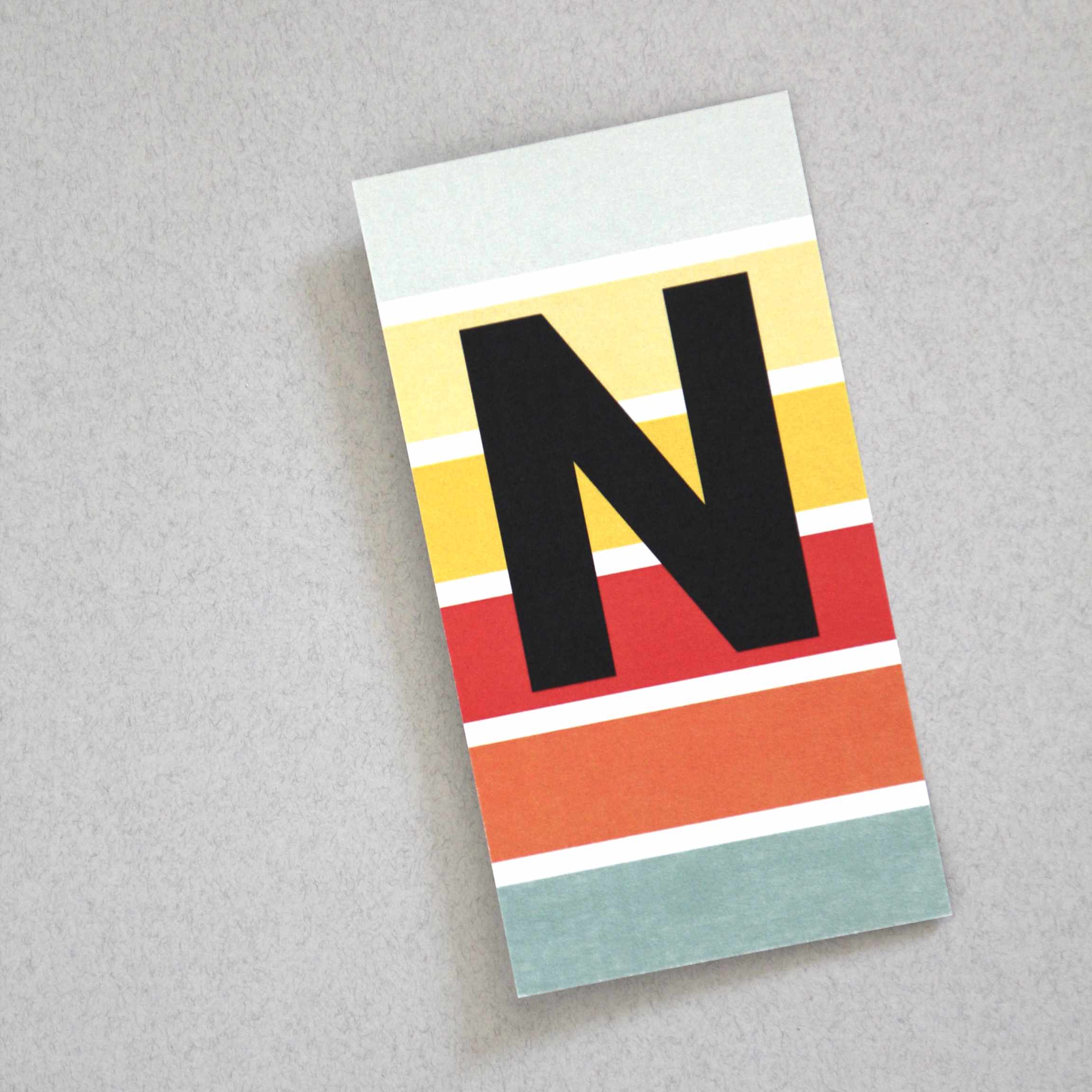 bunt gestreifte Postkarte Buchstabe N Alphabet