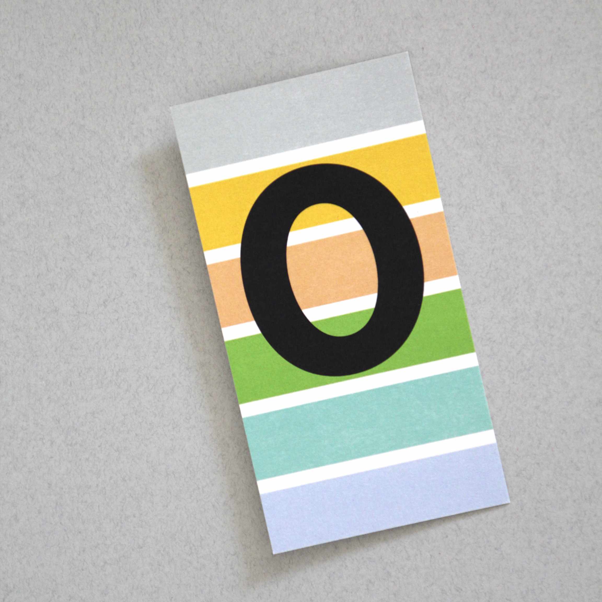 bunt gestreifte Postkarte Buchstabe O Alphabet