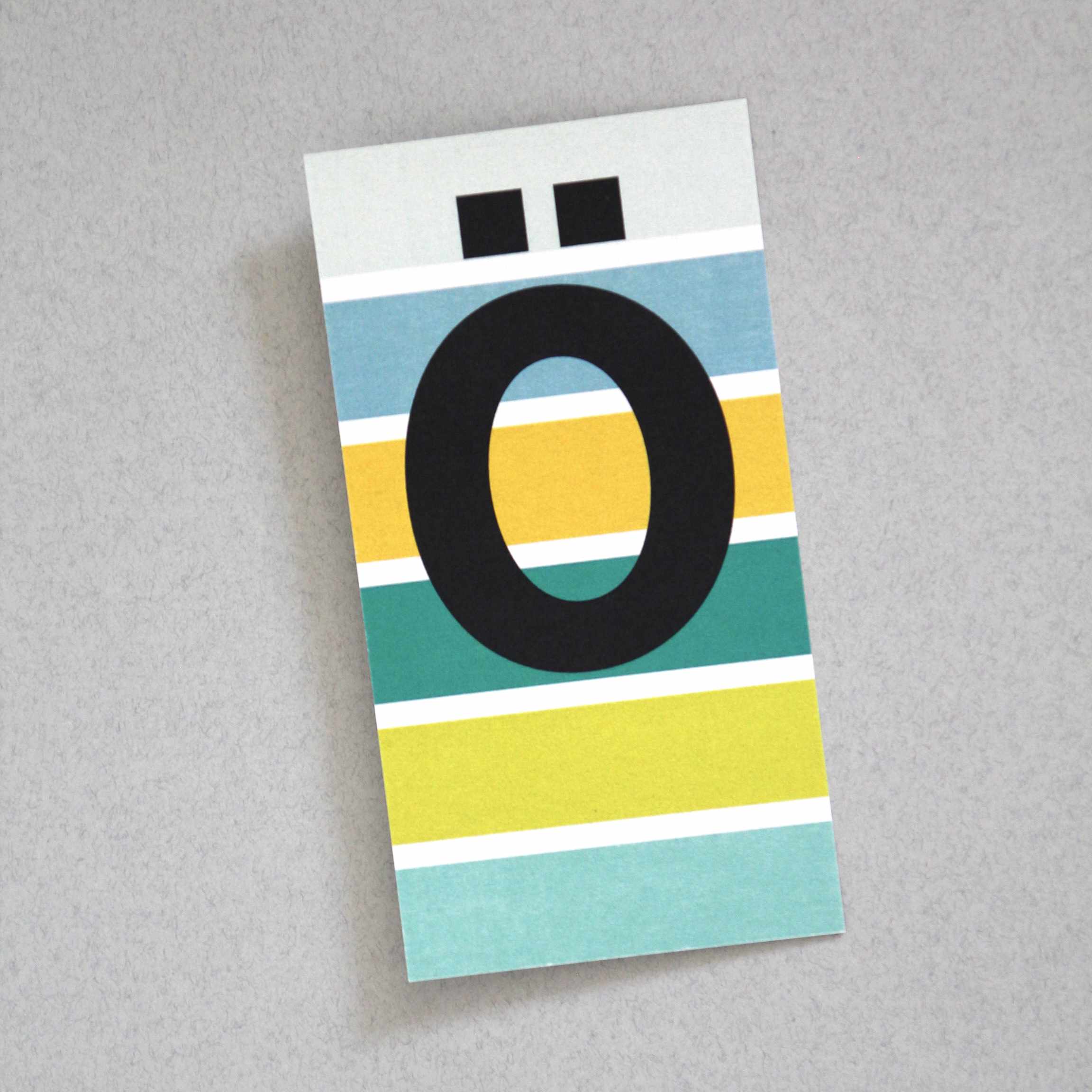 bunt gestreifte Postkarte Buchstabe Ö Alphabet