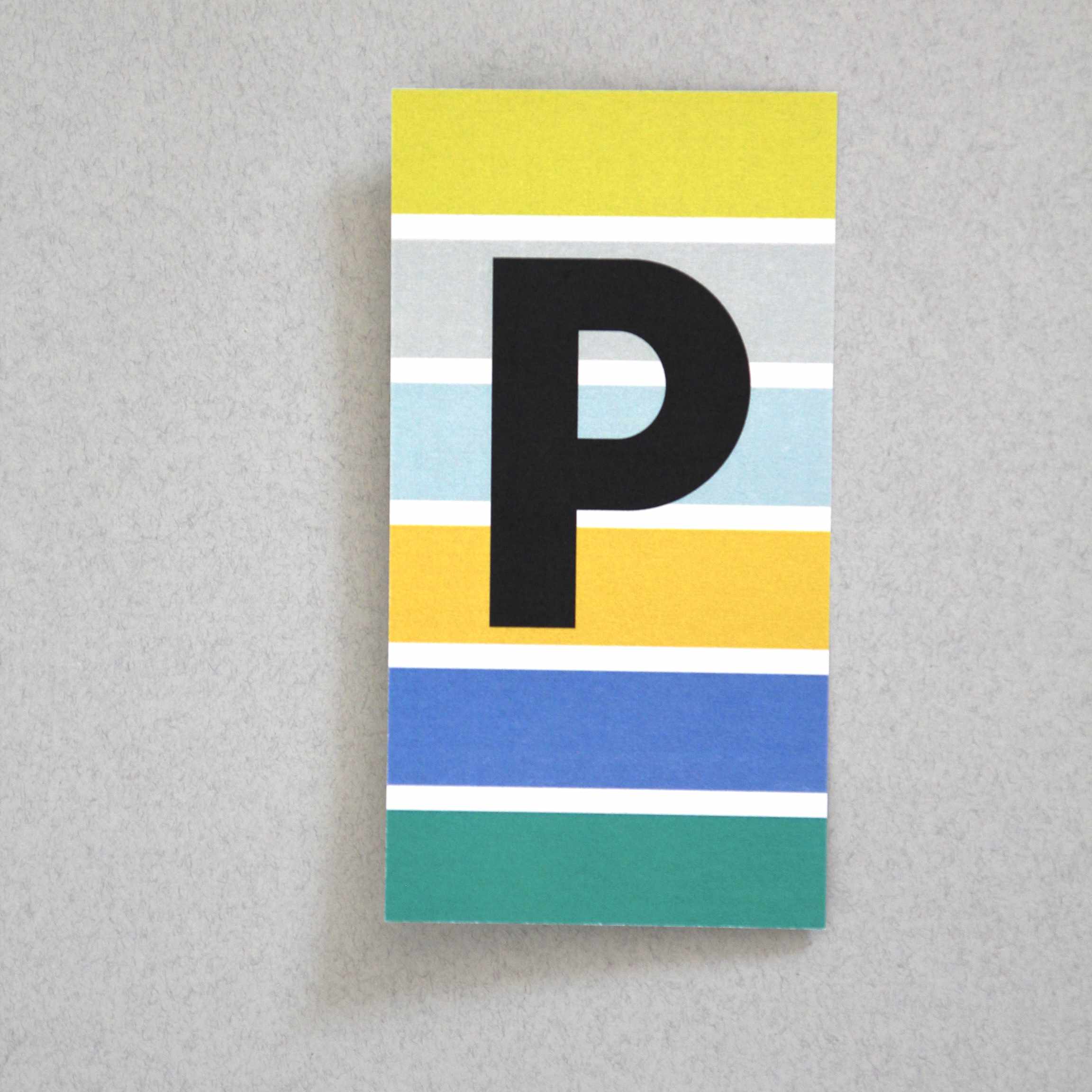 bunt gestreifte Postkarte Buchstabe P Alphabet