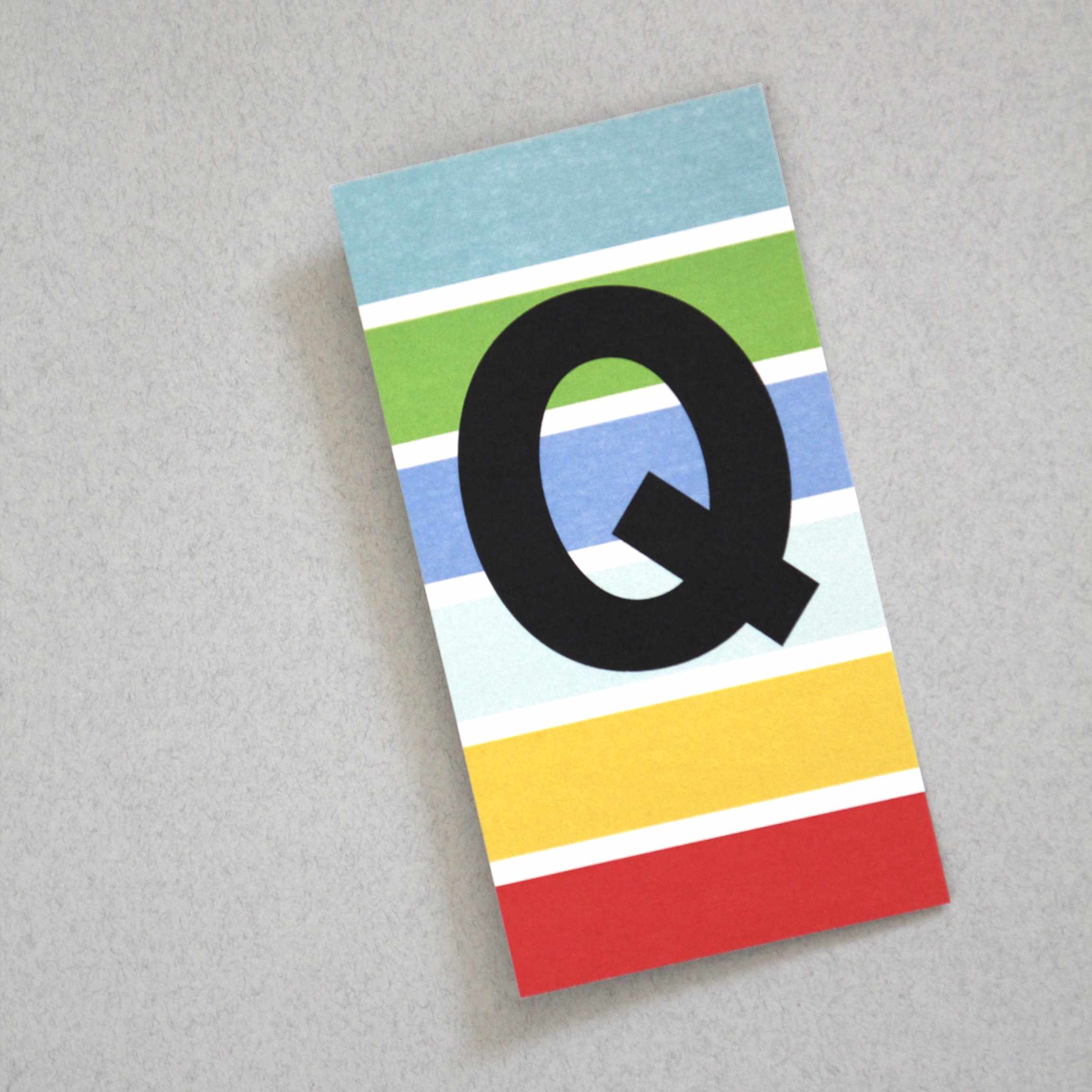bunt gestreifte Postkarte Buchstabe Q Alphabet