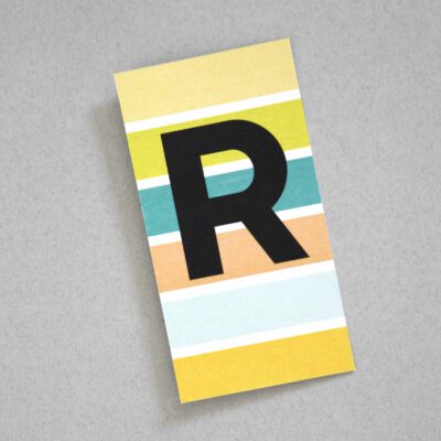 bunt gestreifte Postkarte Buchstabe R Alphabet