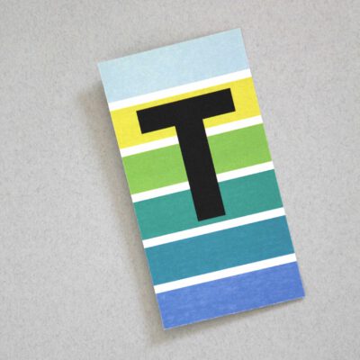 bunt gestreifte Postkarte Buchstabe T Alphabet