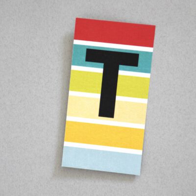 bunt gestreifte Postkarte Buchstabe T Alphabet