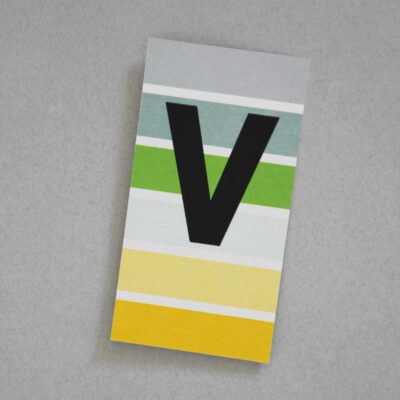 bunt gestreifte Postkarte Buchstabe V Alphabet